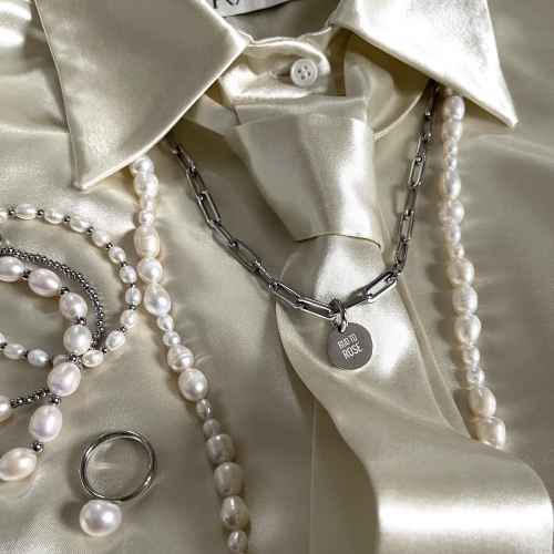 Carrie Icon Necklace Silver