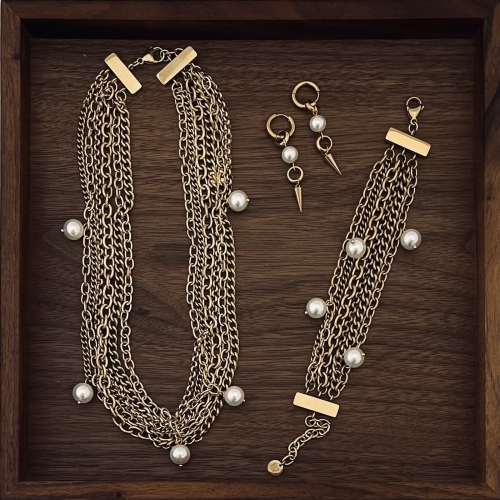 Paris Pearl Necklace Gold